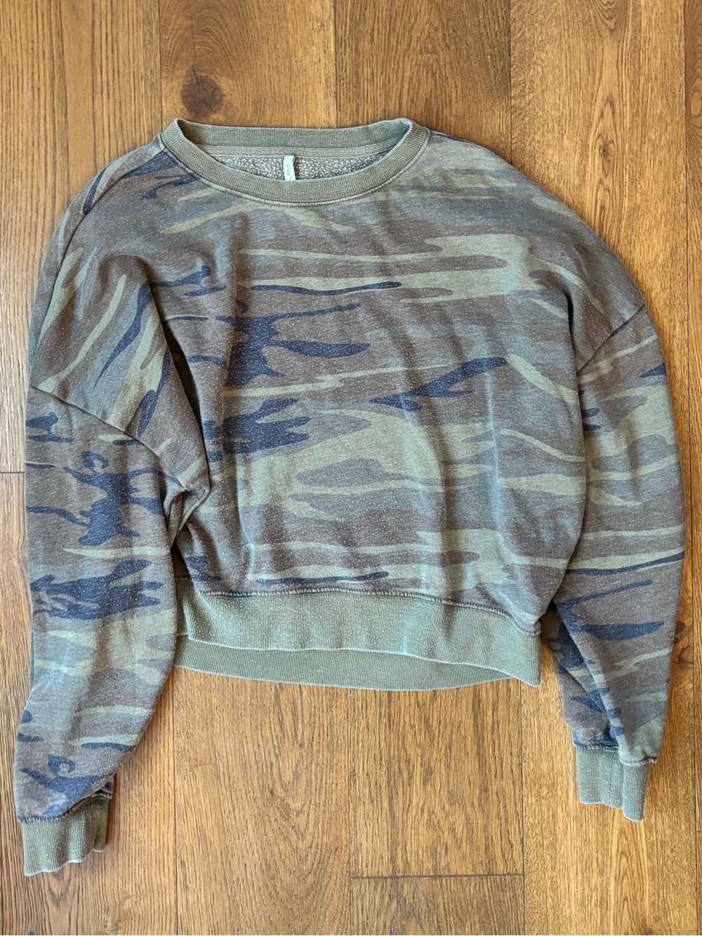 Z Supply Women’s Cropped Camo Sweatershirt - Olive Green